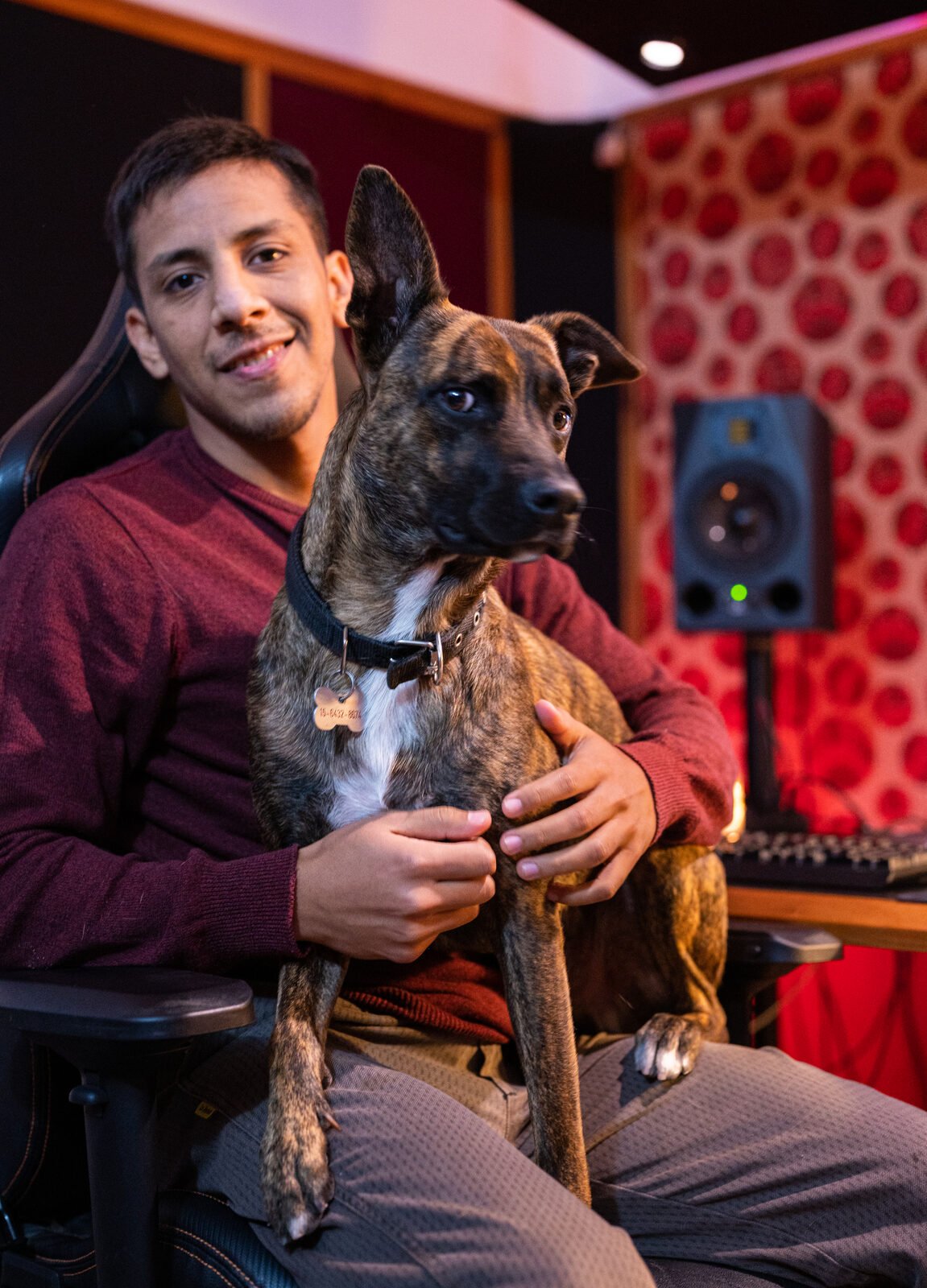 Chalo con Khal, el perro del estudio